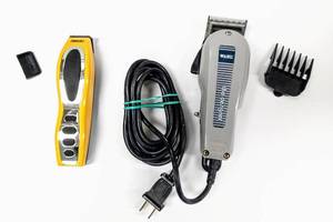 lot 28083 image: 2 Wahl Electric ShaversClippers - Battery Operated (Model 5537N) & Corded Clippers The Designer- Both Tested