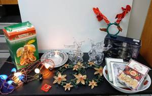 lot 28102 image: Lot of Miscellaneous Holiday Decor - Including Vintage Lights & X-Mas Cards & Gift Card Holders