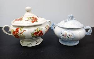 lot 28104 image: Lot of 2 Serveware Porcelain Covered Soup Tureens
