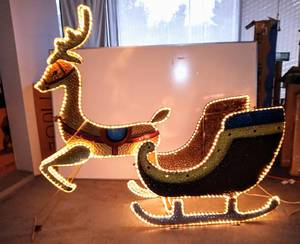 lot 28117 image: Reindeer & Sleigh, Outdoor X-mas Yard Decor Set w Lights (4 7 H x 5 8 W x 20 D)