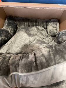 lot 1359 image: Small Dog Bed