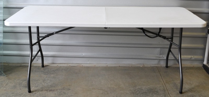 lot 1052 image: Folding Table 2