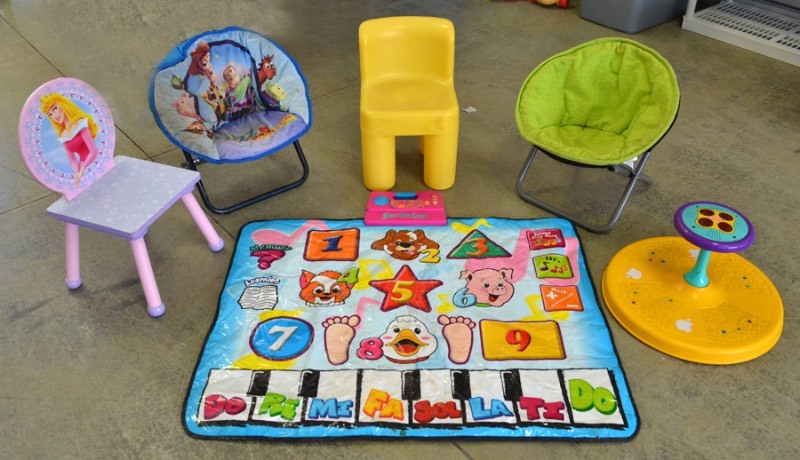 lot 1075 image: Kids Chairs, Dance Game and Sit n Spin