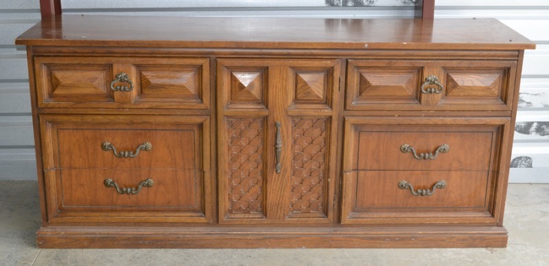 lot 1079 image: Dresser