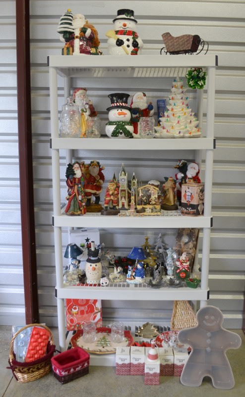 lot 1118 image: Christmas Decorations