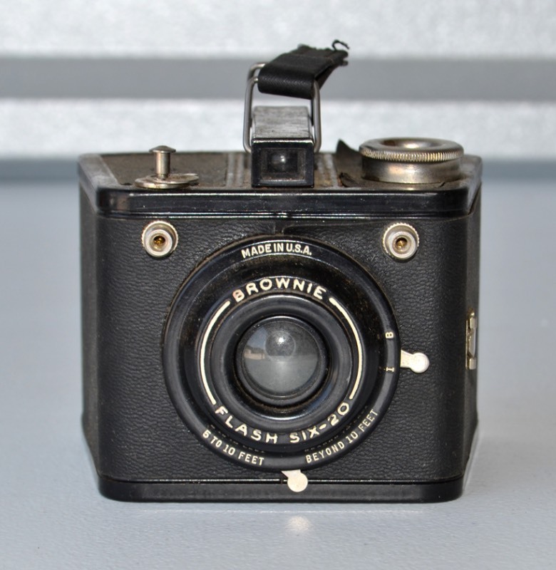 lot 1133 image: Vintage Brownie Flash Six-20 Camera