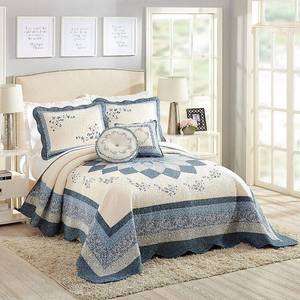 lot 3107 image: Modern Heirloom Charlotte Queen Bedspread