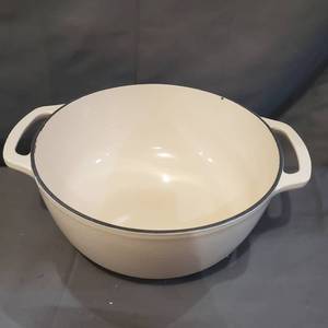 lot 3118 image: AMAZON BASICS BIG COOKING POT OFF WHITE COLOR WITH LID