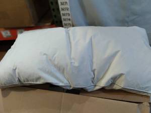 lot 3261 image: 2 King Size Pillows