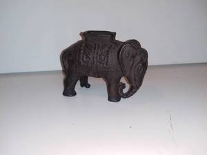 lot 573 image: Vintage Cast Iron Elephant Bank