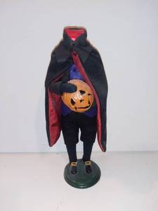 lot 578 image: Byers Choice Carolers - Headless Horseman