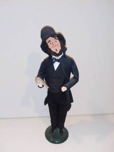 lot 579 image: Byers Choice Carolers - Lincoln