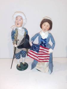 lot 580 image: Byers Choice Carolers - Colonial Couple