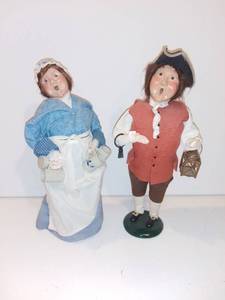 lot 581 image: Byers Choice Carolers - Inn Keeper and Bar Maid
