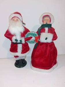 lot 582 image: Byers Choice Carolers - Mr. and Mrs. Claus