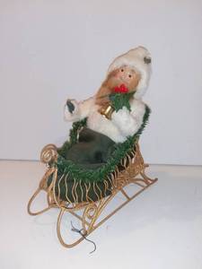 lot 583 image: Byers Choice Carolers - Santa in Sleigh