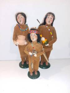 lot 585 image: Byers Choice Carolers - Native American Family