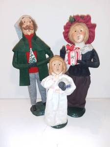 lot 586 image: Byers Choice Carolers - Man Woman and Girl