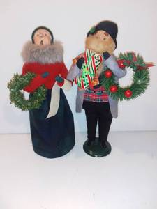 lot 587 image: Byers Choice Carolers - Christmas Couple