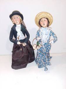 lot 589 image: Byers Choice Carolers - 2 Ladies