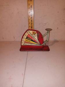 lot 1258 image: Cool Vintage Tin Jiffy Way Egg Weight