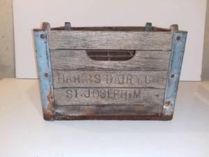 lot 542 image: Harris Dairy Wood Milk Crate - St. Joe MO