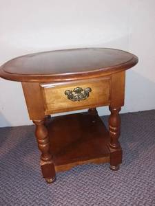 lot 543 image: Oval Broyhill End Table