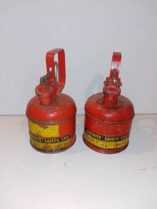 lot 553 image: Pair of Justrite 1 Quart Safety Cans