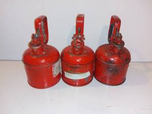 lot 554 image: 3 Vintage 1 Quart Safety Cans