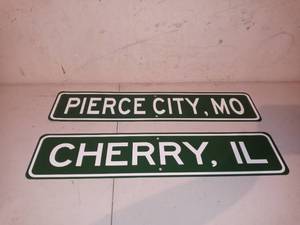 lot 1211 image: Lot Of 2 Green And White City Signs