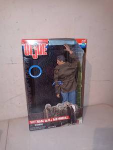 lot 1229 image: Hasbro 2000 GI Joe Vietnam Wall Memorial 12 Action Figure 16