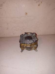 lot 1239 image: Small Vintage Footed Hinged Trinket Box Marked 83 On Bottom