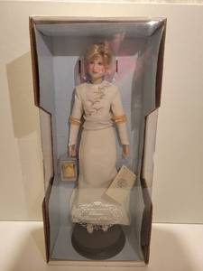 lot 3034 image: The Franklin Mint Princess Diana, Princess of Wales Porcelain Portrait Doll