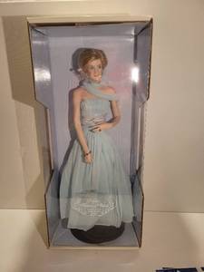 lot 3035 image: The Franklin Mint Princess Diana, Princess of Wales Porcelain Portrait Doll