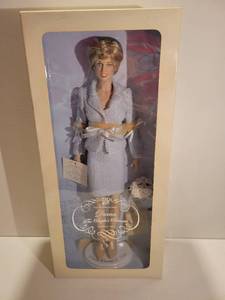 lot 3036 image: The Franklin Mint Princess Diana, Princess of Wales Porcelain Portrait Doll