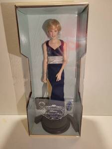 lot 3037 image: The Franklin Mint Princess Diana, Princess of Wales Porcelain Portrait Doll
