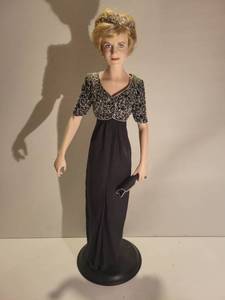 lot 3044 image: The Franklin Mint Princess Diana, Princess of Wales Porcelain Portrait Doll