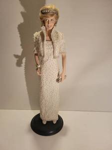 lot 3045 image: The Franklin Mint Princess Diana, Princess of Wales Porcelain Portrait Doll