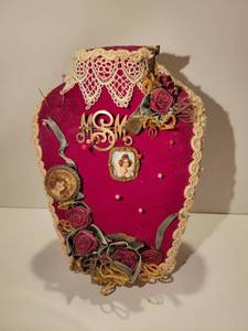 lot 3054 image: Velvet Antique Neck Line Cushion Stand