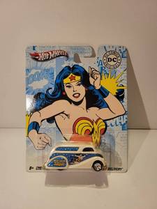 lot 3058 image: Hot Wheels Wonder Woman Deco Delivery Van
