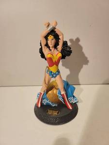 lot 3059 image: Hallmark 1996 Figurine