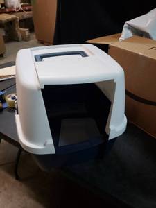 lot 8445 image: Walk-in Cat Litter Box