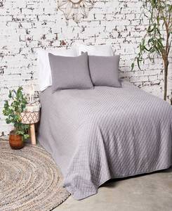 lot 8479 image: Carol &amp Frank Jersey Quilt, King