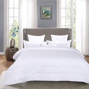 lot 712 image: Hombys WHITE COMFORTER