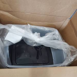 lot 733 image: CLEAR LITTER BOX WITH SCOOP