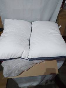 lot 3368 image: 2 Medium Pillows