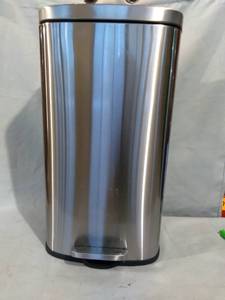 lot 3401 image: Metal TRASH Can