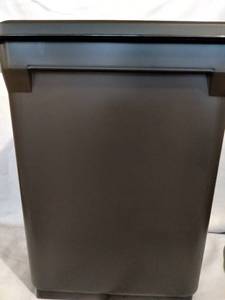 lot 3405 image: Black TRASH Bin