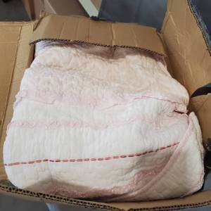 lot 3434 image: QUEEN SIZED QUILTED BLANKET