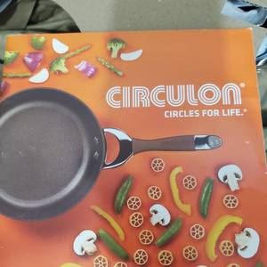 lot 3439 image: CIRCULON PAN SET WITH LIDS 3